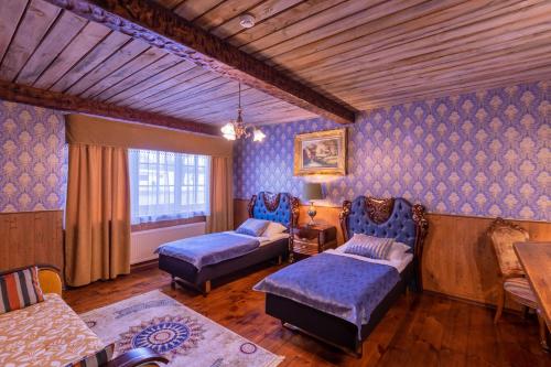 塔尔图汉莎酒店的客房 - 带两张床和蓝色壁纸