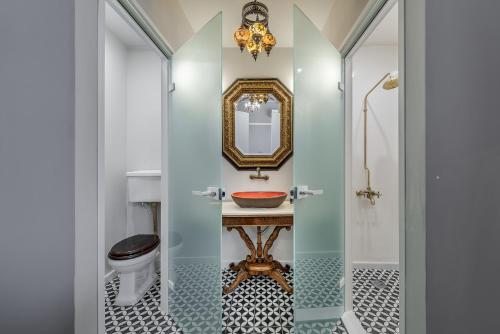斯卡拉Scorpios Mansion / Downtown Skala / Seaside的一间带水槽和镜子的浴室
