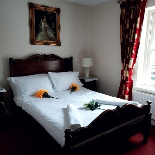 克朗梅尔芬尼斯酒店的一间卧室,床上放着鲜花