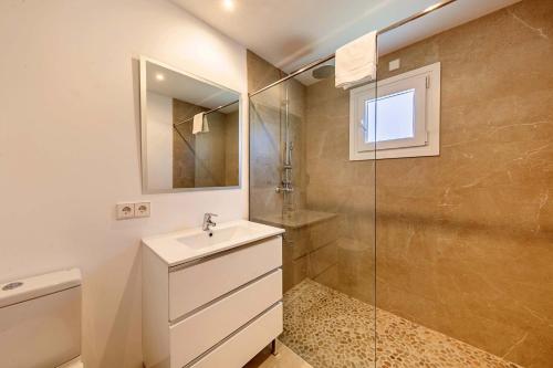 阿尔库迪亚港villa amfora的一间带水槽和淋浴的浴室
