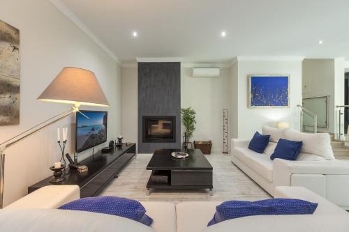 阿尔布费拉D_Loft Sea and Golf的客厅配有白色沙发和壁炉