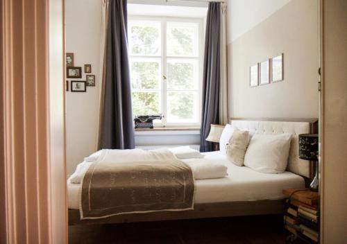 艾夏Naturschlosshotel Blumenthal的一间卧室配有一张带窗户的床