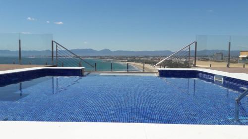 萨洛拉斯维加斯酒店的享有海滩景致的游泳池