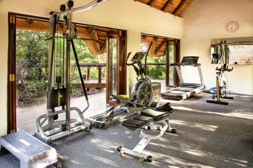 马迪克韦狩猎保护区Madikwe Hills Private Game Lodge的一间健身房,里面设有几台跑步机和自行车