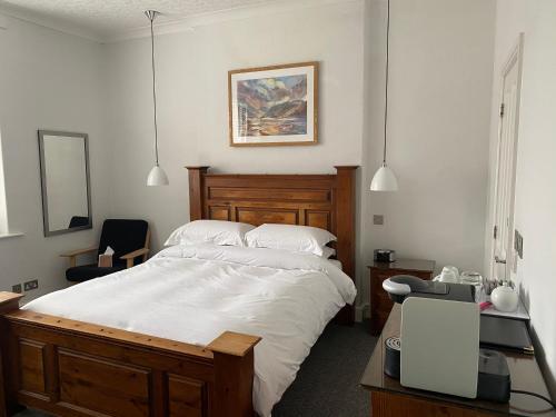 凯西克36号酒店的一间卧室配有一张床和一张桌子及椅子