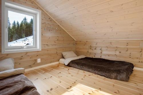 Tiny mountain cabin with a panoramic view客房内的一张或多张床位