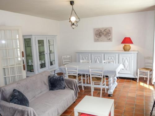 圣马洛圣马洛4172度假屋的客厅配有沙发和桌子