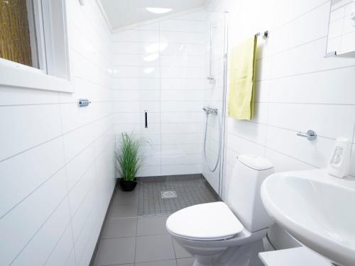 巴里斯川Holiday Home Raumelen - FJS018 by Interhome的白色的浴室设有卫生间和水槽。