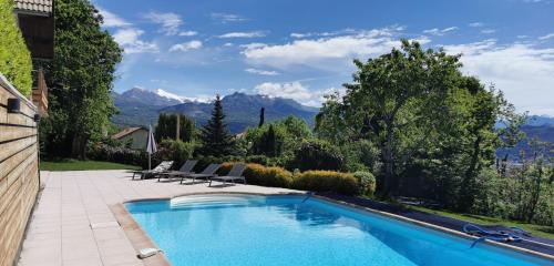 加普Aux chataigniers alpins的山景游泳池