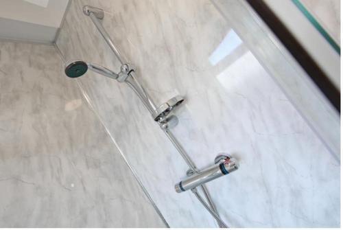 韦克菲尔德2D SPV Double En-suite Room的浴室里设有淋浴和三色把手