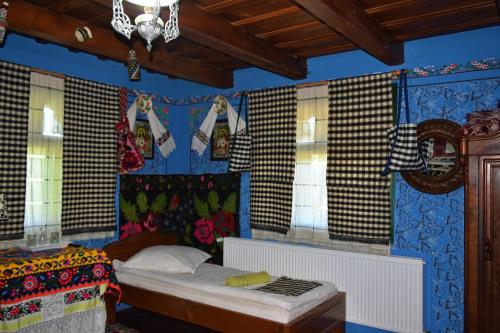 BrebPensiunea Inima Maramureșului的一间设有床铺的卧室,位于带窗户的房间内