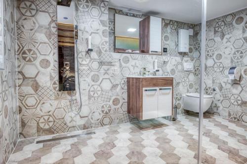 多博伊Ribarski konaci的带淋浴、卫生间和盥洗盆的浴室
