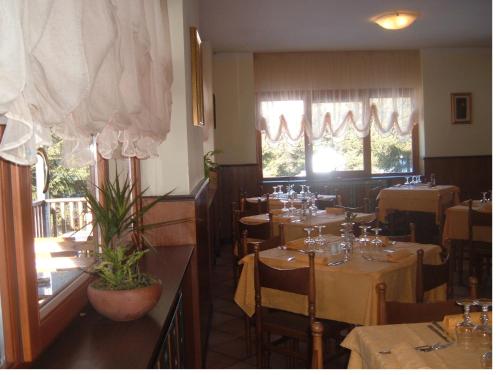 Gerola Alta皮奈特酒店的餐厅内带桌椅的用餐室