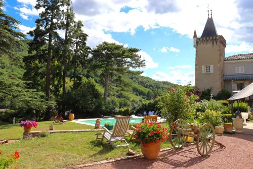 朱里耶纳Chateau des Janroux的一座带花园的房屋,一座游泳池和一座建筑