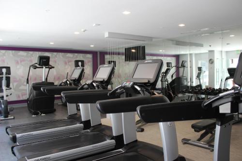 莱昂里昂皇冠酒店的健身房设有跑步机和椭圆机