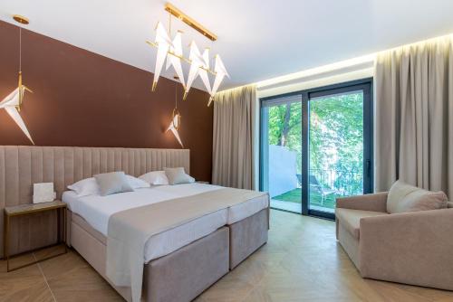 斯普利特Bošket Luxury Rooms的一间卧室配有一张大床和一张沙发