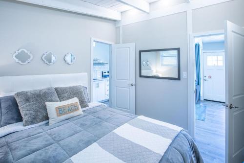 蓝山Boutique Suite #6的一间卧室配有一张带枕头的床
