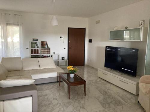 普尔萨诺Casa Ulivo的带沙发和大电视的客厅