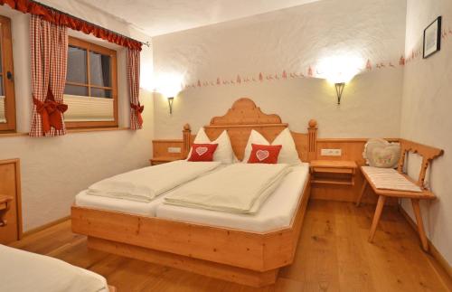 弗拉绍伯格霍夫木屋的一间卧室配有一张大木床。