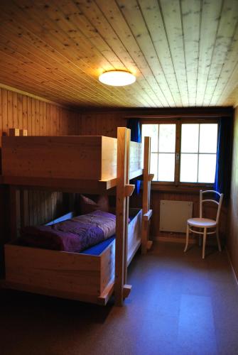 Hof Surri的小屋内设有一间带两张双层床的卧室
