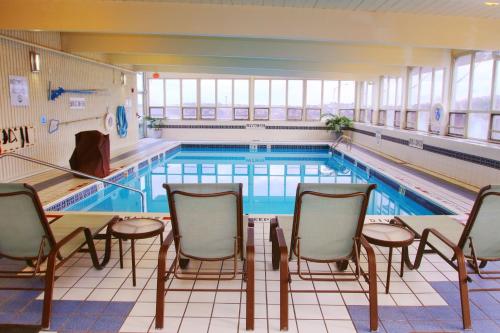 匹兹堡匹兹堡西部-格林豪泰智选假日酒店的前面设有一座带桌椅的大型游泳池