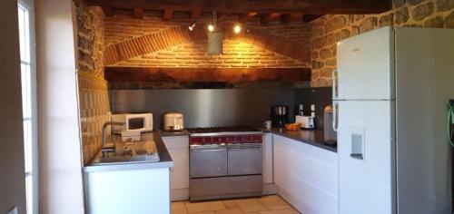 LormesGite Le Morvan的厨房配有白色家电和白色冰箱