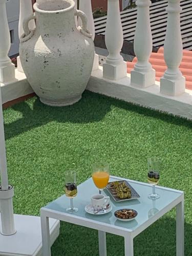 莫罗德哈布雷阿尔贝托SL公寓式酒店的一张桌子,上面放着两杯葡萄酒和一盘食物