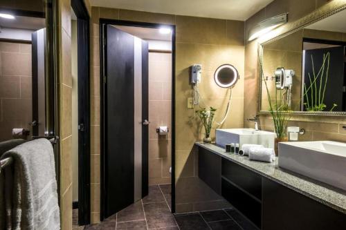 Urban Green Hotel & Suites的一间浴室