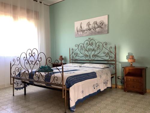 马斯卡利Villa con piscina esclusiva vista Etna的一间卧室设有一张床和一个窗口
