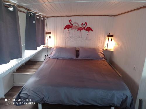 艾格-莫尔特Séjour atypique et insolite sur notre péniche La Coradine avec grand spa的一间卧室配有一张带两盏灯的床。