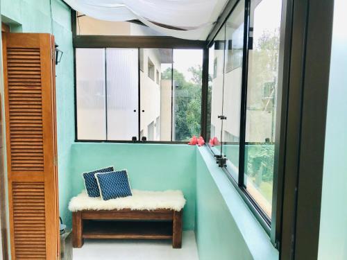 格拉玛多Refúgio na Serra, um espaço para ser desfrutado!的一间带长凳和窗户的房间