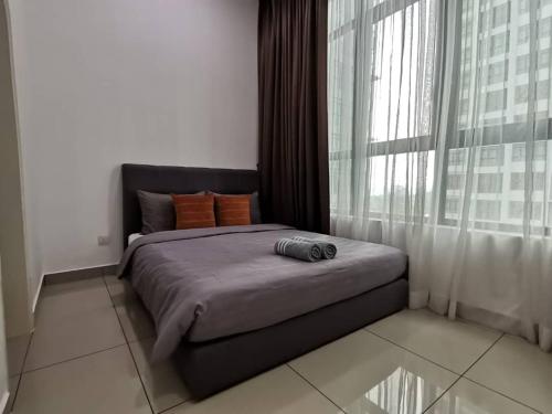 普特拉贾亚Conezion Residence Putrajaya WiFi Netflix的一间卧室设有一张床和一个大窗户