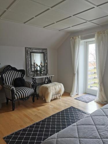 博恩瑟gl. Havn BnB的客房设有床、桌子和窗户。