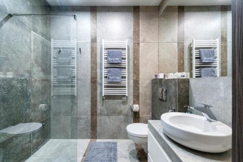克拉科夫Mary&Arte Apartments Browar Lubicz的一间带水槽、卫生间和淋浴的浴室