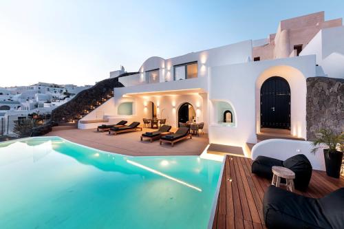 伊亚Olvos Luxury Suites的别墅前设有游泳池