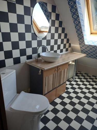 文茨皮尔斯Jūras Vilks的一间带水槽和卫生间的浴室