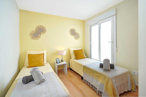 奥尔希瓦Alpujarra Secret的一间卧室设有两张床和窗户。