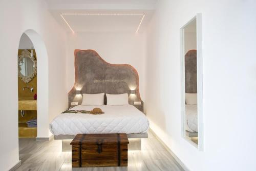 佩里萨TheArtemis Perissa的一间卧室配有一张带大床头板的床