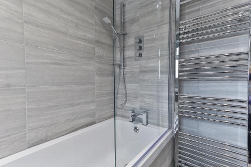 谢菲尔德Newly Renovated 3 Bed Apartment with Parking by Ark SA的带淋浴、浴缸和浴缸的浴室