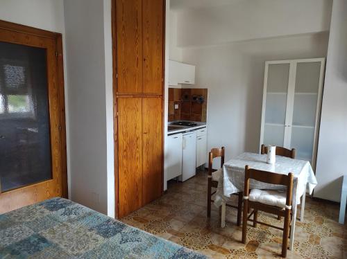 法尔科纳拉·玛里提马里昂纳尔多B&B住宅酒店的一间小厨房,内设桌椅