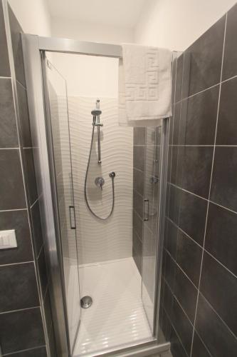 丰迪Hotel Rio Claro的浴室里设有玻璃门淋浴