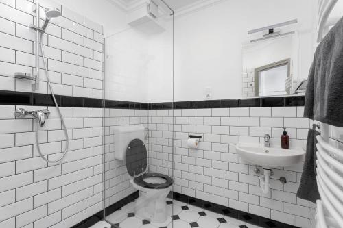 埃格尔Premium Vendégház的白色的浴室设有卫生间和水槽。