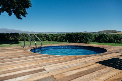 香槟谷The Goodland Cottages的木制甲板上的游泳池