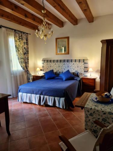 卡瓦利诺Casa Pianta的一间卧室配有蓝色的床和吊灯。