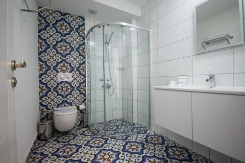 ErdemliMOJO OTEL BEACH的带淋浴、卫生间和盥洗盆的浴室