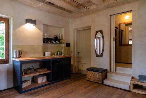 蒙福特达尔巴B&B Sant'Anna 21的一间带柜台和盥洗盆的浴室