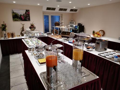 梅肯博伊伦雄狮酒店的玻璃杯和盘子的自助餐