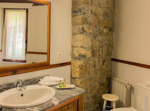 卡马莱尼奥波萨达拉西斯匹迪亚斯酒店的一间带水槽和石墙的浴室