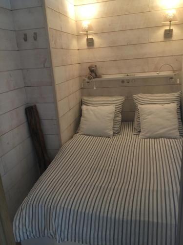 阿盖emplacement privilégié pour ce bel appartement的一张位于房间的床,上面有两个枕头
