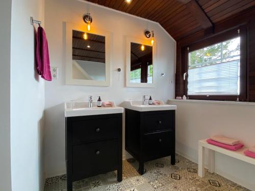 奥斯特霍尔茨-沙姆贝克B&B Worpsweder Blick的浴室设有2个水槽和镜子